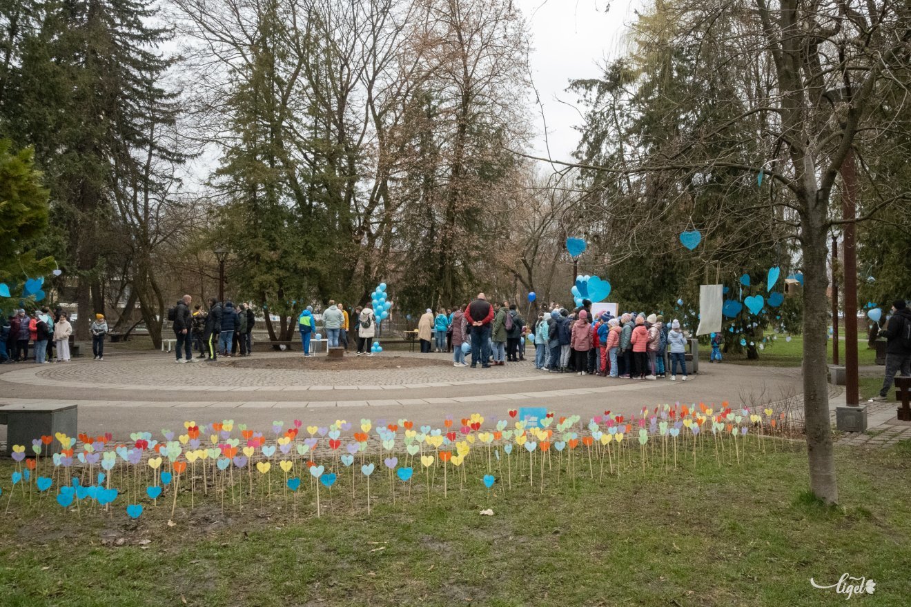 Autizmus Világnapján, kék szívek, április 2, autizmus, központi park, Játékos Univerzum Egyesület