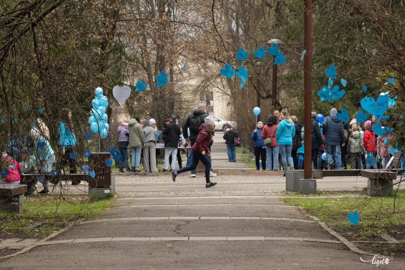 Autizmus Világnapján, kék szívek, április 2, autizmus, központi park, Játékos Univerzum Egyesület
