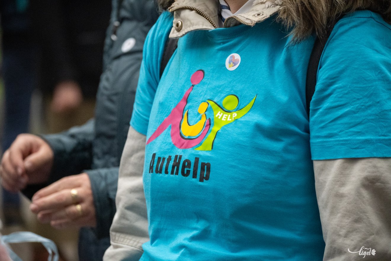 Autizmus Világnapján, kék szívek, április 2, autizmus, központi park, Játékos Univerzum Egyesület