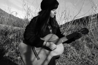 Kicsimadár – lírai lebegés fekete-fehérben