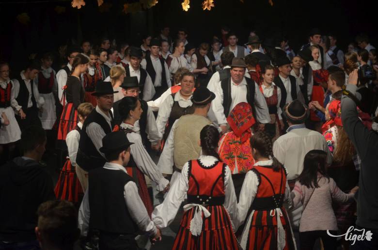Táncosok generációi nőttek ki a keze alól •  Fotó: Iochom Zsolt