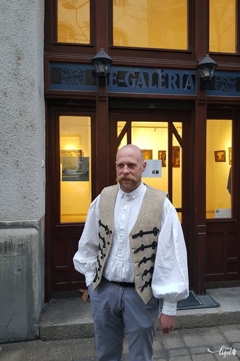 Csomortáni Gál László az E-Galéria előtt. Állandó bemutatkozási lehetőség •  Fotó: Salamon Zoltán