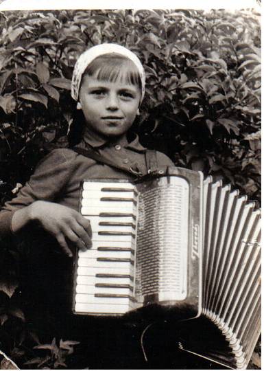 Már tizenegy évesen fellépett harmonikájával a remetei szülők bálján 