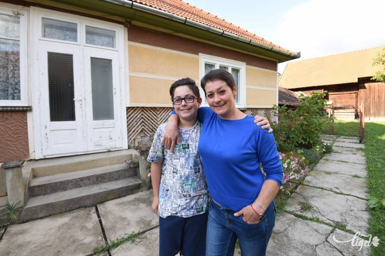 A szülői ház előtt •  Fotó: Vargyasi Levente