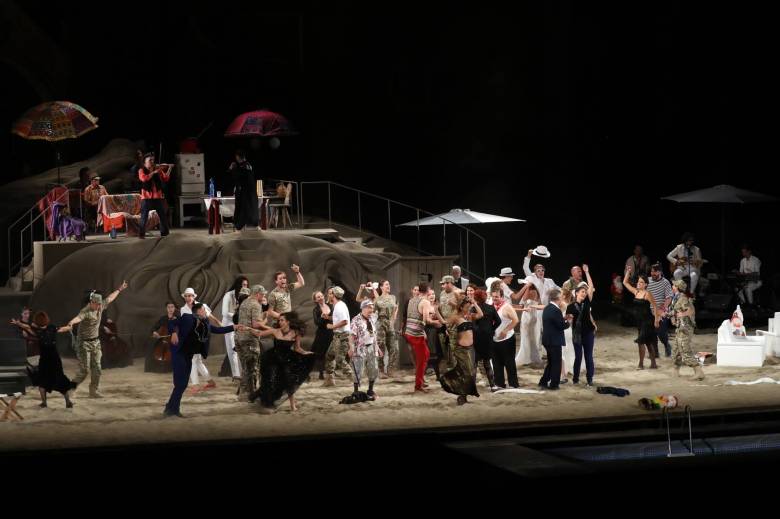 Egy félbevágott Shakespeare-fej. A szereplők rajta szaladgáltak, a zenekar is a fejtetőn muzsikált •  Fotó: Facebook/Szegedi Szabadtéri