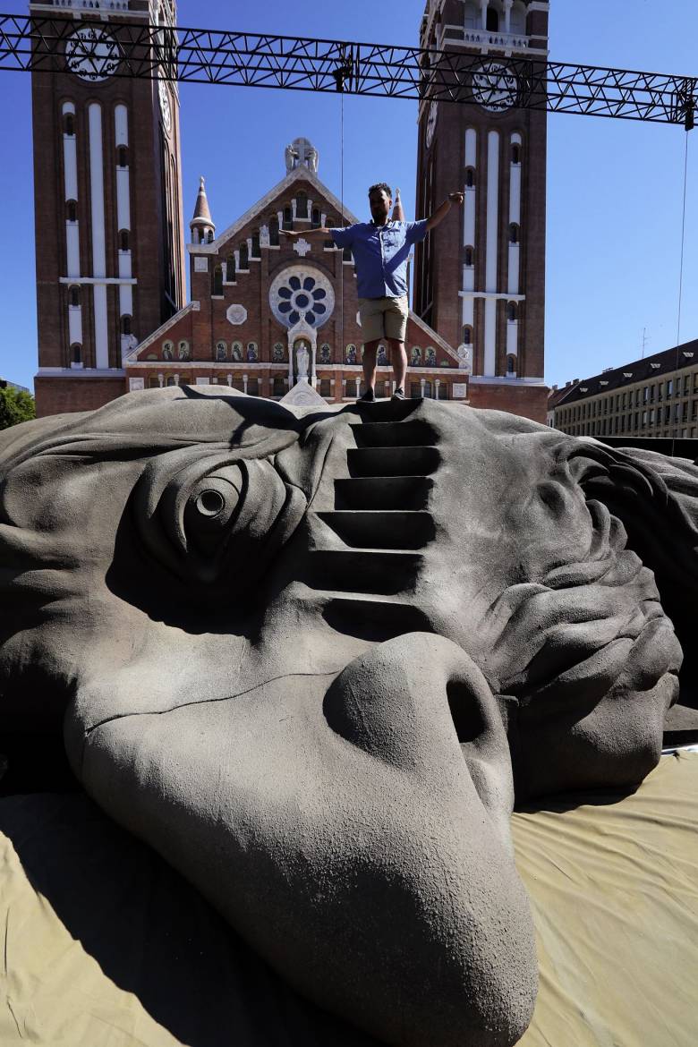 Az előadás díszletének központi eleme egy hatalmas, 12 méter hosszú és 5 méter magas Shakespeare-fej •  Fotó: Facebook/Szegedi Szabadtéri