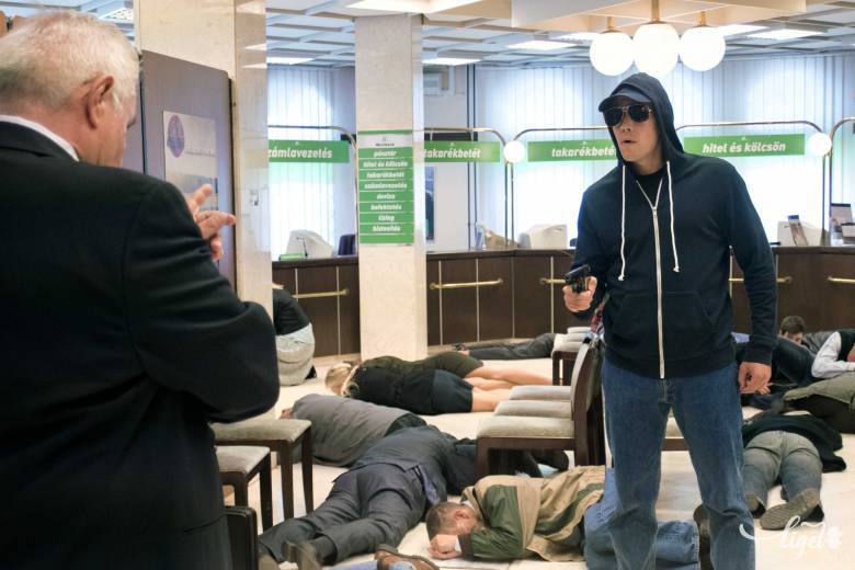 Lepukkant irodában zajló kihallgatástól a látványos bankrablásig és az autós üldözésig van benne minden •  Fotó: Szabó Adrienn
