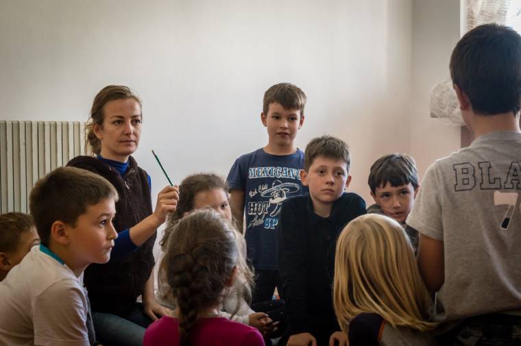 A nő, aki életre kelti a tárgyakat