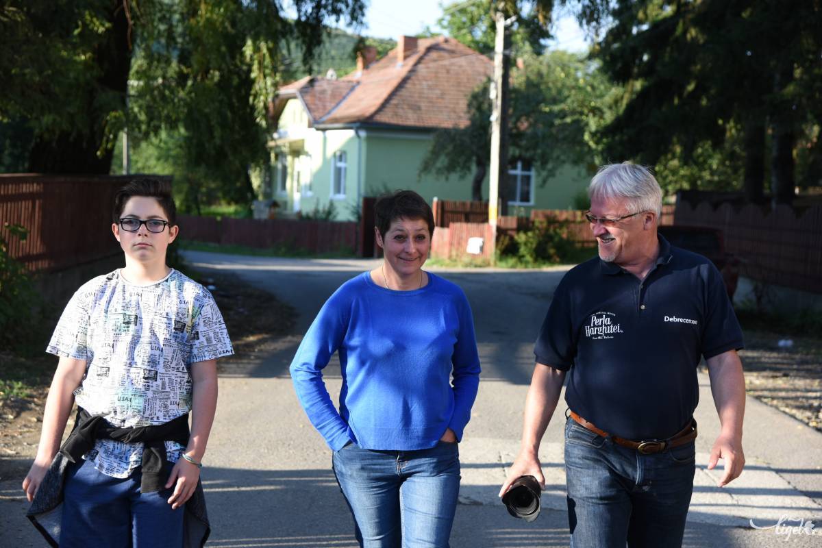 Kisebbik fiával és a könyv szerzőjével •  Fotó: Vargyasi Levente