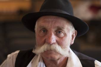 A kihalt bajuszdivat nyomába eredt a különutas filmkészítő