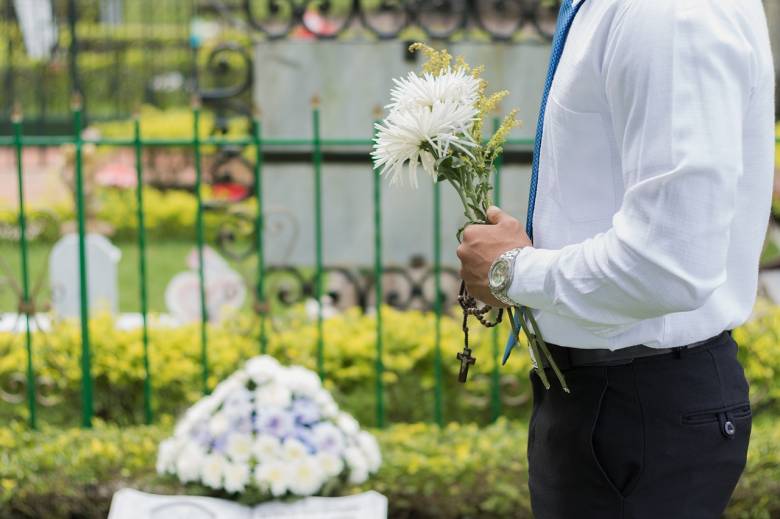 Mi, a nyugati társadalmakban nem nagyon tudjuk, miként búcsúzzunk a haldoklótól, mit mondjunk a gyászolónak, mit kezdjünk a saját fájdalmunkkal •  Fotó: Pixabay.com