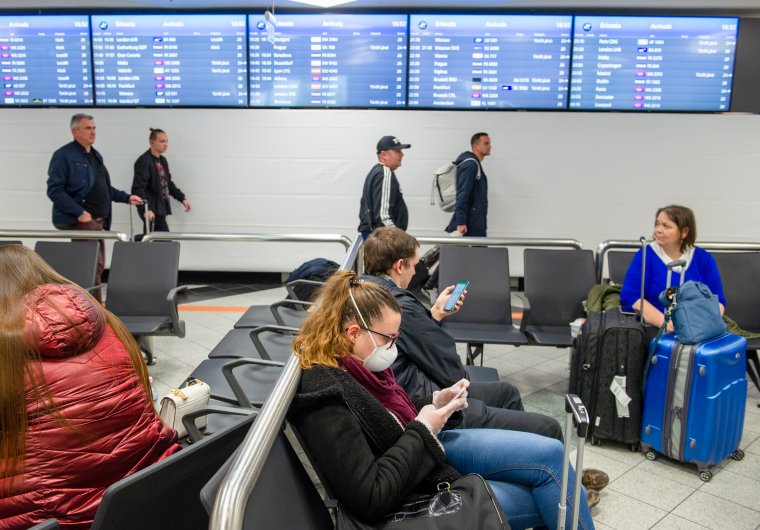 Egy Olaszországból hazatért helyi tanácsos találkozott a választókkal, majd tovább is utazott Franciaországba