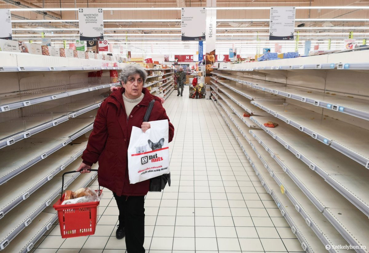 Márciusi ostrom. A járvány elején kirobbant pánik miatt sok helyen letakarították a boltok polcait •  Fotó: Beliczay László