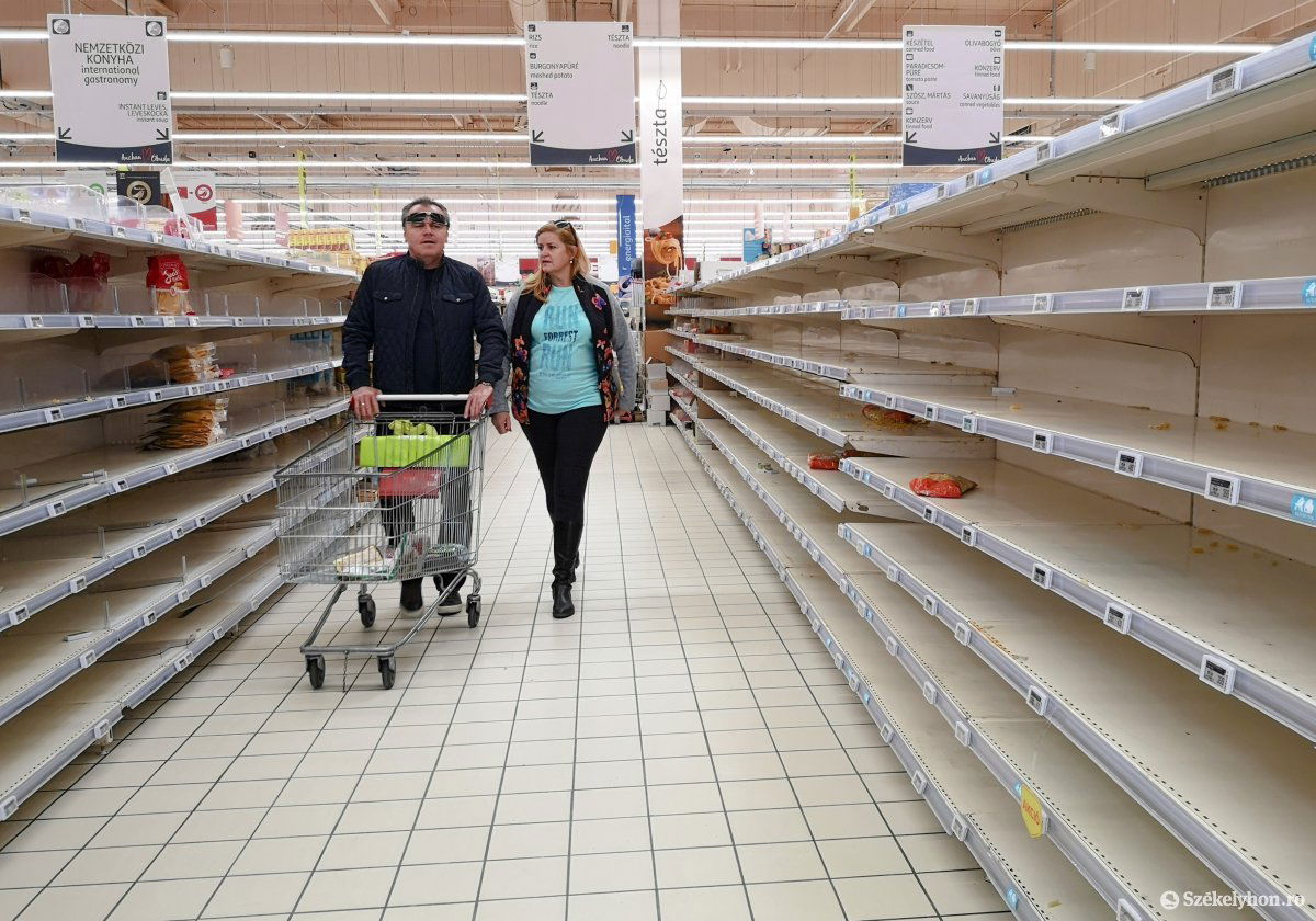 Rengeteg polc maradt üresen a bevásárlási láz miatt •  Fotó: Beliczay László