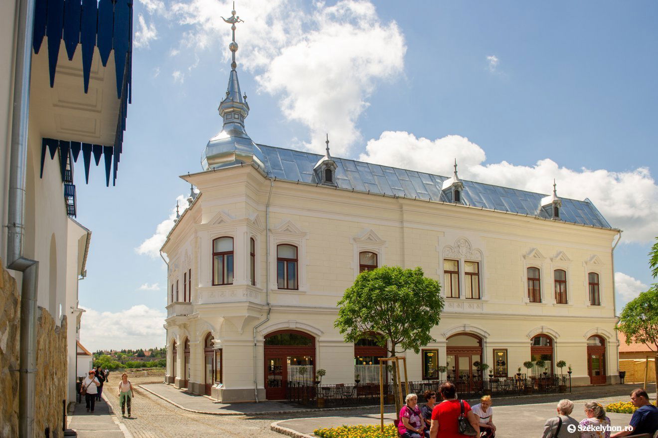 A kiállított marosvásárhelyi Korzó kávéház •  Fotó: Beliczay László