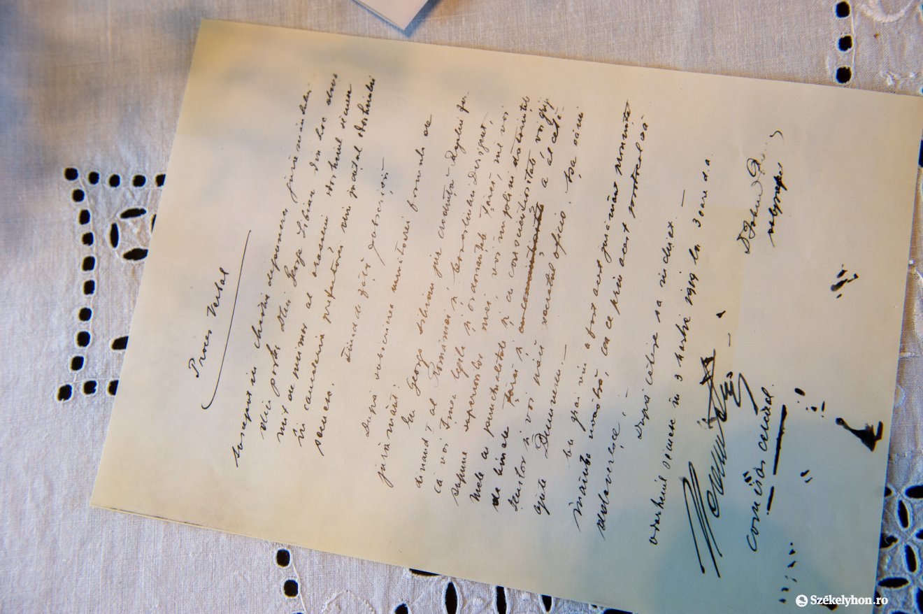 A román hatóságok által megírt nyilatkozat másolata 1919-ből, amelyben a magyar postatisztnek fel kellett volna esküdni a Román Királyságra. Ez nem történt meg, így a tisztségviselőt elbocsájtották állásából •  Fotó: Beliczay László