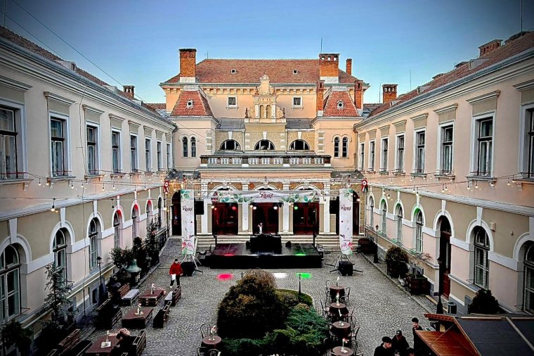 Pilvax Kávéház: ahol jól megfér egymás mellett a néptánc, a népzene, a slam poetry és a kocsmakvíz – videó