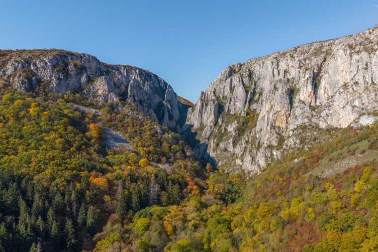 A kettéhasadt hegy között | Erdély kincsei