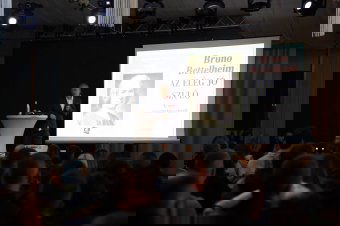 A jó szülő inkább kertész, mint szobrász – videó