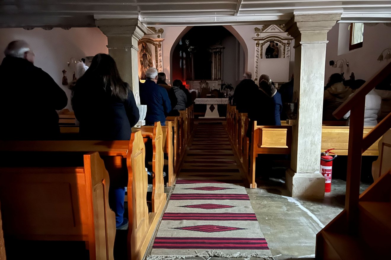 Hajnali fényben a roráté csendje