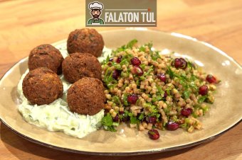 Házi falafel, petrezselymes tarhonyasaláta, citrusos tzatziki