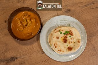 Indiai vajas csirke petrezselymes-fokhagymás naan kenyérrel – videó