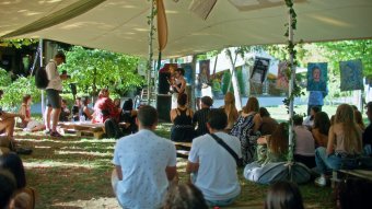 Slam poetry: egy görbe tükör, amely megmutatja, hogyan látják a fiatalok a világot