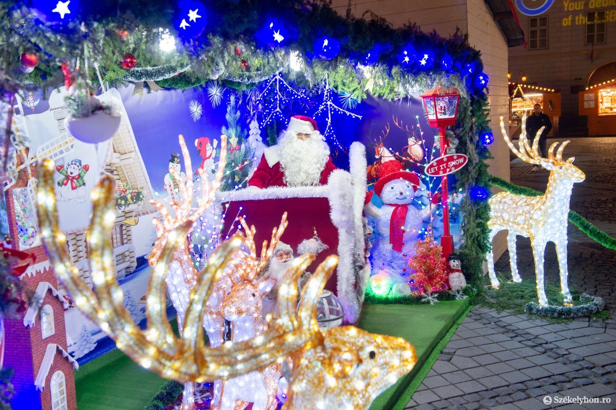 Ünnepi díszben a városok. Sokan túlzásba viszik a Mikuláskor beszerzett ajándékokat &bullet;  Fotó: Beliczay László