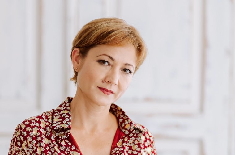 Sebestyén Kinga: Nőnek lenni jó? – Márciusi lapajánló