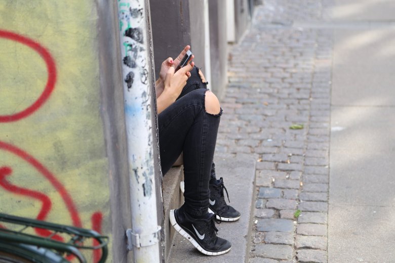 Szünetben sem engednék mobilozni a diákokat