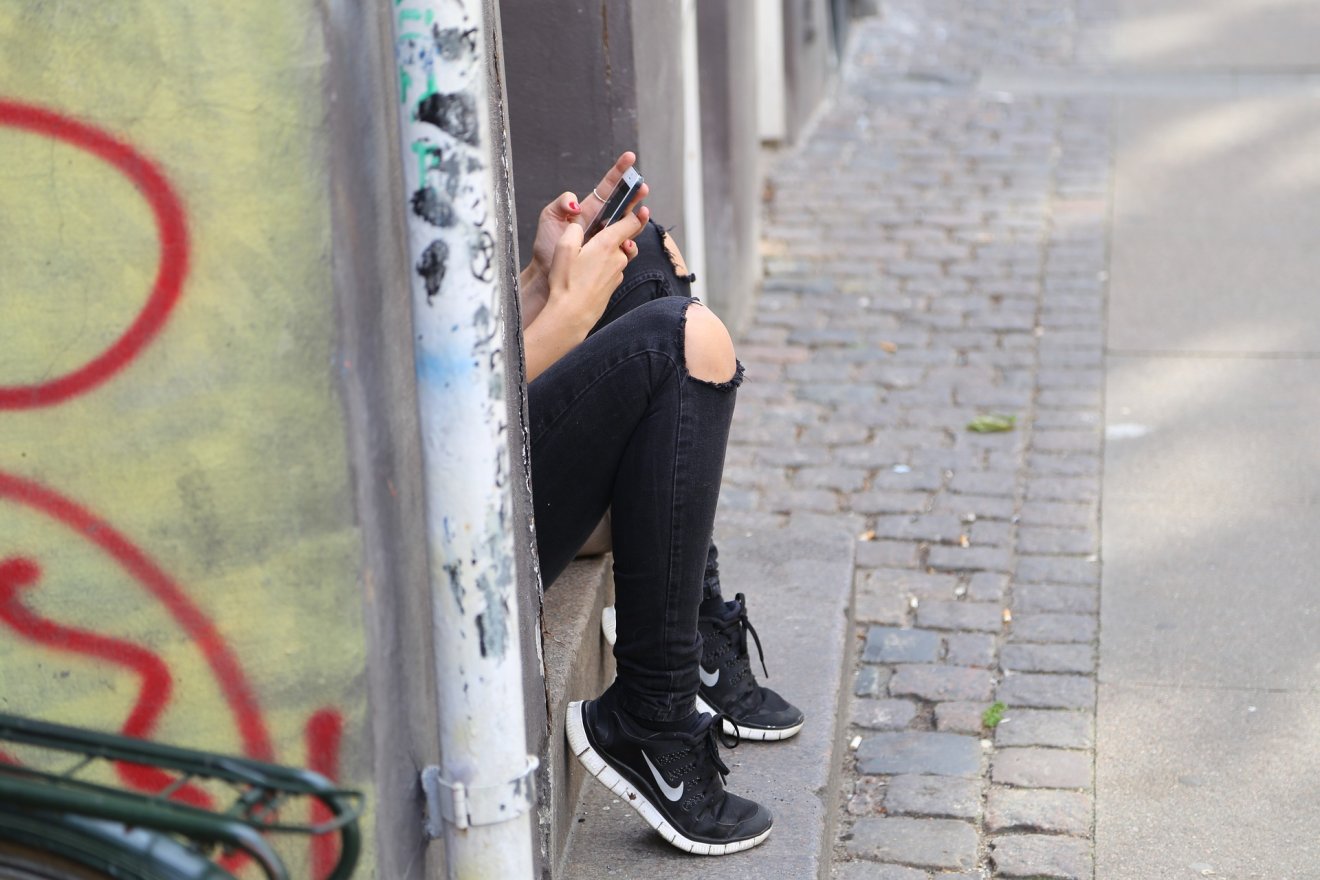 Szünetben sem engednék mobilozni a diákokat
