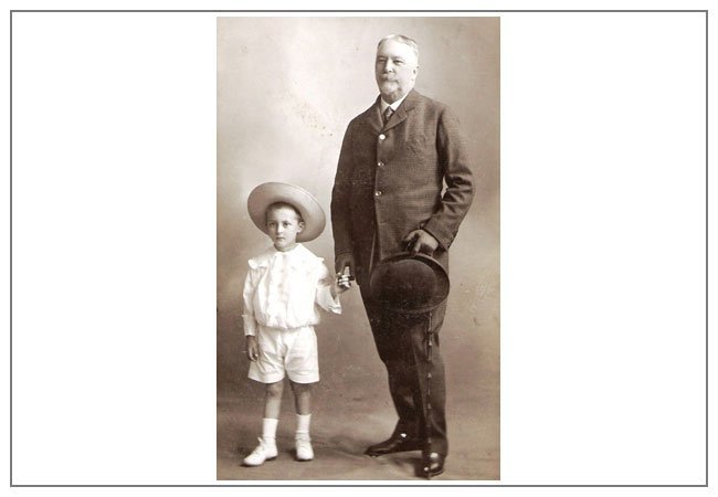 Bánffy gróf unokájával, Barcsay Józseffel 1910-ben •  Fotó: családi archívum