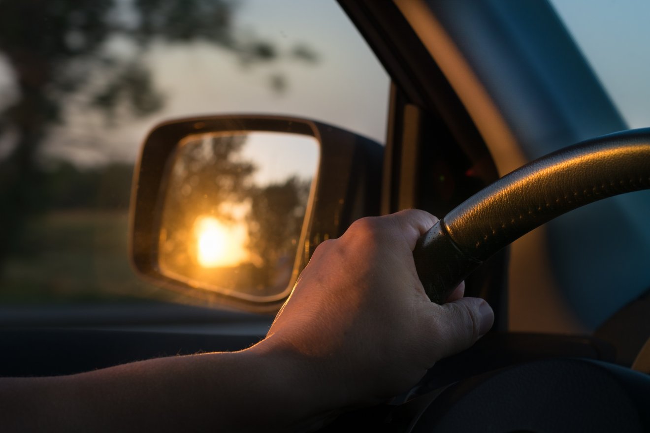 Autóban, nyáron. Hosszabb utazások előtt ajánlatos fokozottabban ellenőrizni a járművet •  Fotó: Illusztráció: Shutterstock.com