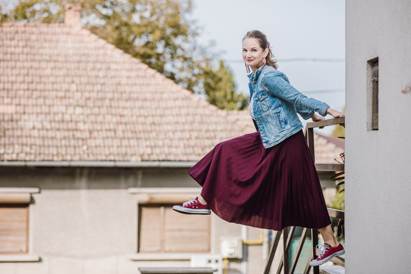 Jók a szabályok, főként, amikor megszeghetők! Rakott szoknya, sportcipő és egy kacér mosoly: magabiztosság is kell a stílushoz •  Fotó: Sălceanu-Nagy Viorel