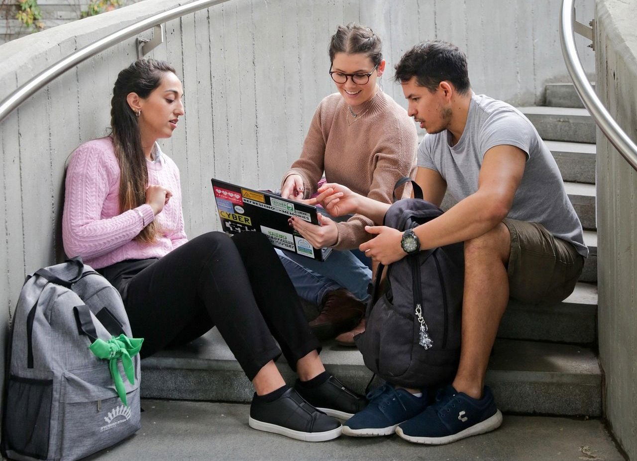 fiatalok, egyetem, tanulás, három diák egy lépcsőn