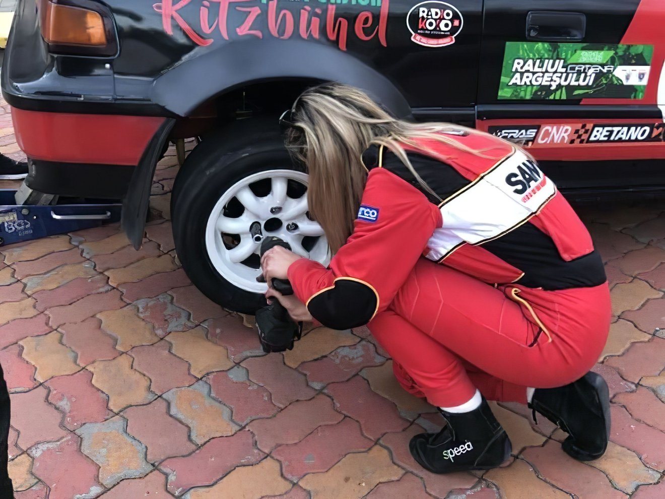 Ha kell, kereket is cserél Deea •  Fotó: Turzai Andreea archívuma