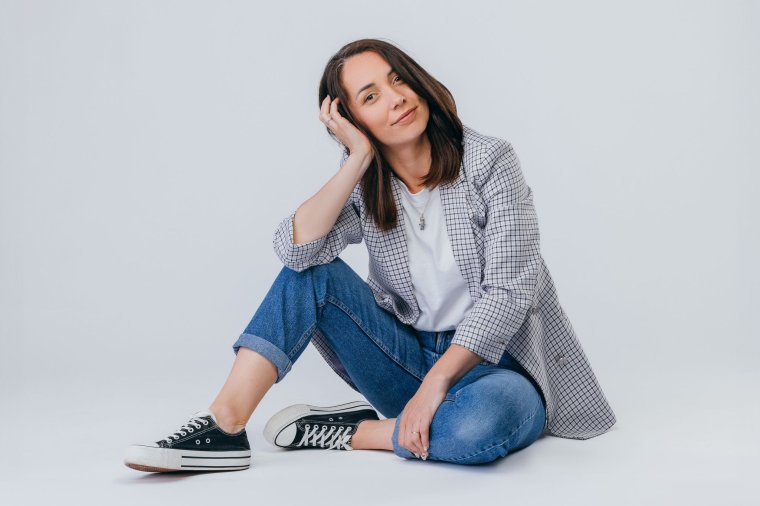 Converse-szerelem és nyári „munkaruha” – Csató Andrea gardróbja