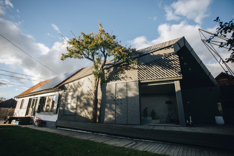 Csaknem százéves, de modern és fiatalos: a körtefához igazított ház