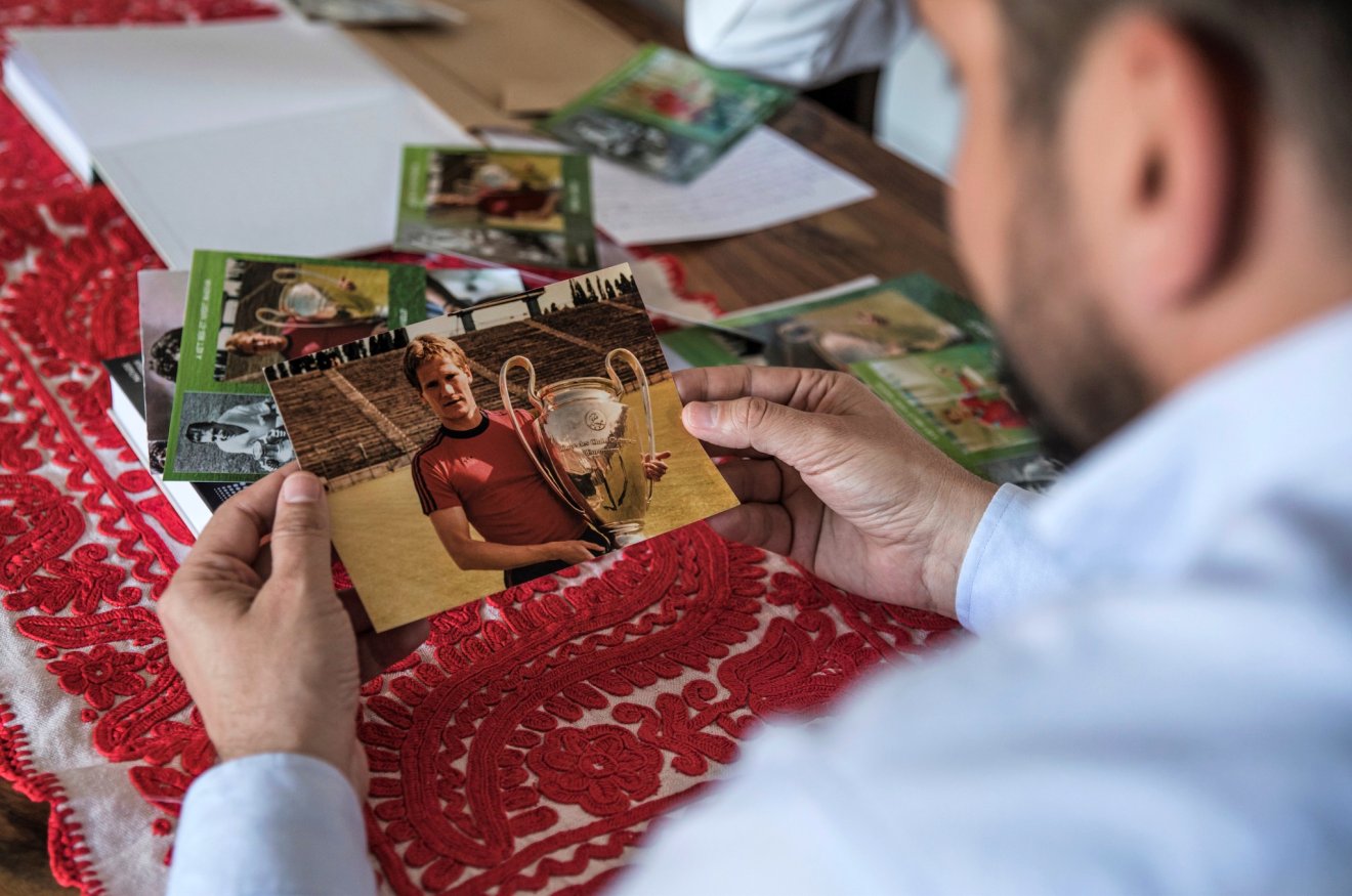 Emlékek. Bölöni László1986-ban, a  BEK-kupával &bullet;  Fotó: Facebook.com/Bölöni, az erdélyi legenda