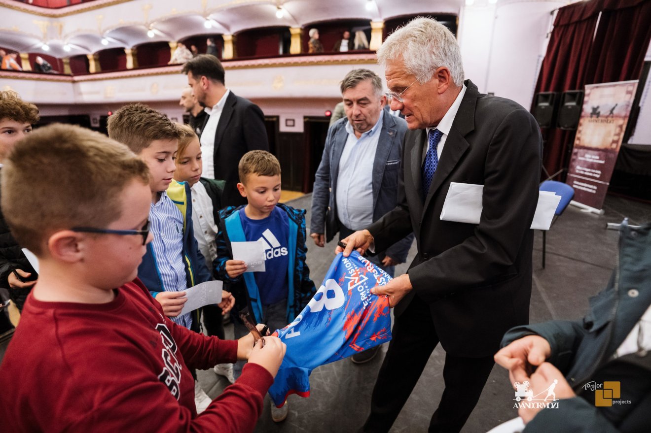 Kis rajongókkal a marosvásárhelyi Kultúrpalotában &bullet;  Fotó: Facebook.com/Bölöni, az erdélyi legenda