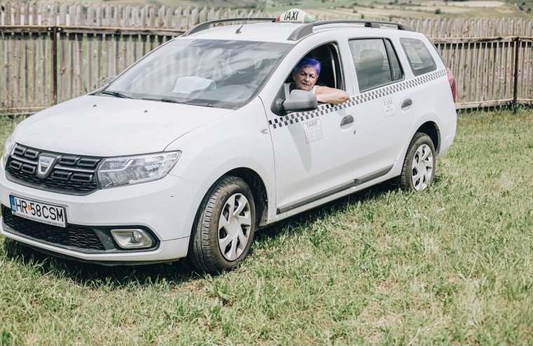 Bizalom, bátorság és egy jól működő autó: nagymama a taxi volánjánál