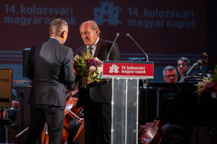 Balról a középpontba: Dávid Gyula