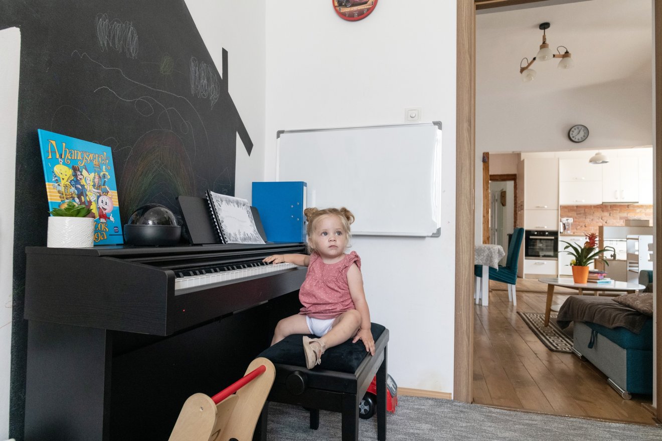 A család legkisebbje is bontogatja (művészi) szárnyait •  Fotó: Szentes Zágon