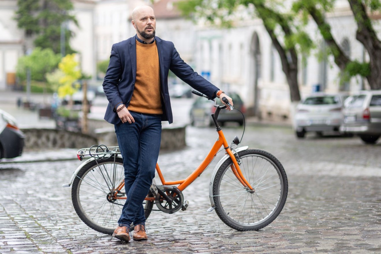 Biciklihez öltözve:  John Devin sportzakó, mustársárga pulcsi, H&M-ing, Denim farmer, Daniel Hechter bőrcipő, Bratleboro-karóra, barna H&M-karkötők &bullet;  Fotó: Erdély-Bálint Előd