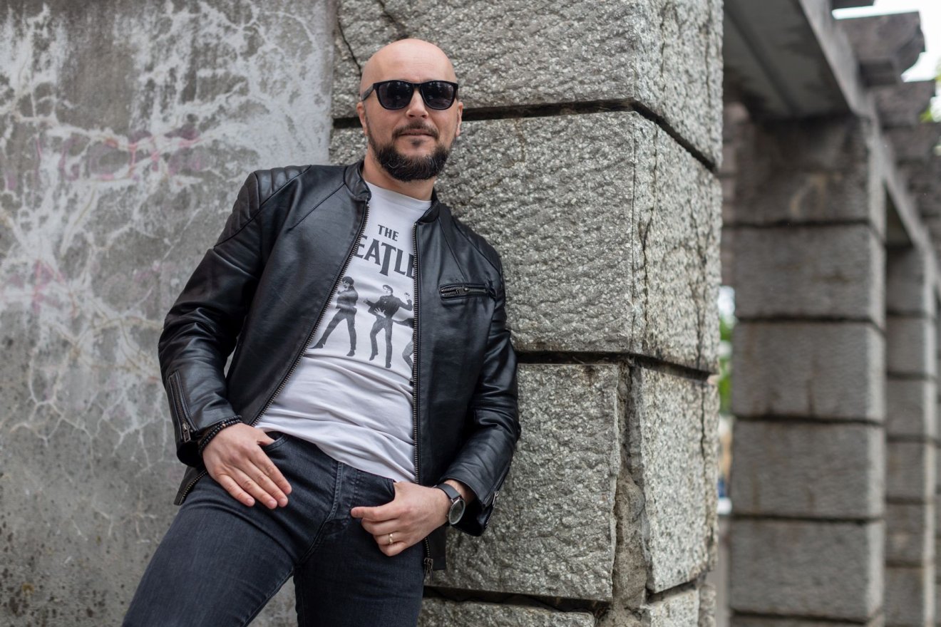 Kocsmába vagy koncertre: H&M-bőrdzseki, Beatles-póló, H&M skinny farmer, Vagabond Chelsea-csizma, Reserved-karóra, fekete H&M-karkötők, Hawkers-napszemüveg &bullet;  Fotó: Erdély-Bálint Előd