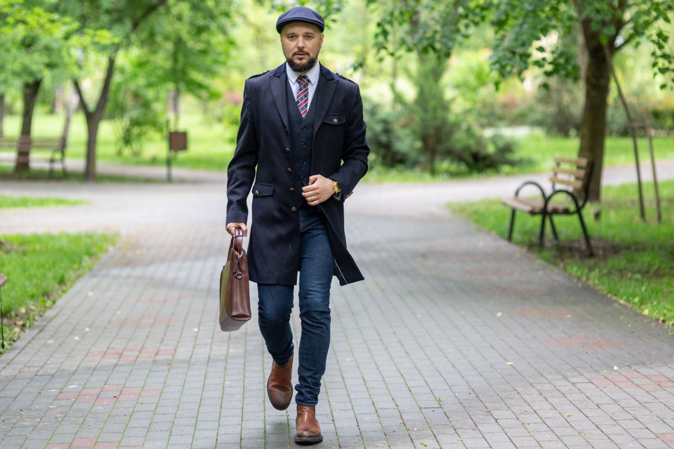 Ha esik, ha fúj: Zara Man szövetkabát, H&M-ing, sötétkék, H&M-melllény, H&M-nyakkendő, H&M-farmer, Another A Chelsea bokacsizma, Bratleboro-karóra, Zara Man bőr kézitáska, Kangol-kalap &bullet;  Fotó: Erdély-Bálint Előd