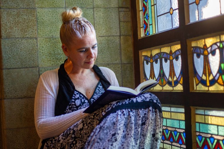 Villáminterjú Csata Évával: Az olvasás gyógyít, szétszed és összerak