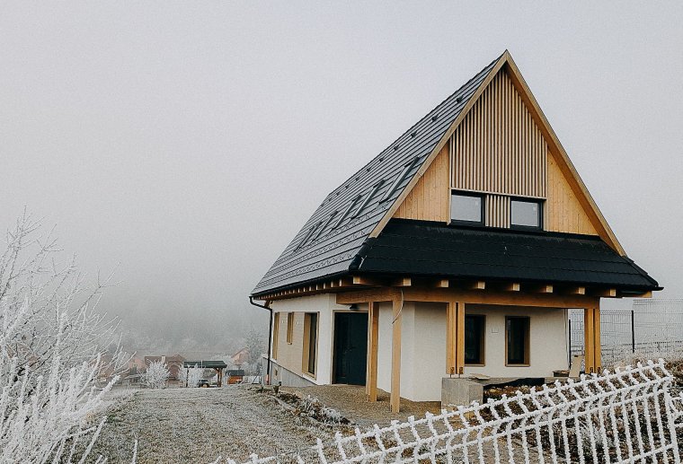 Faluképbe illeszkedő, modern székely ház Csomortánban