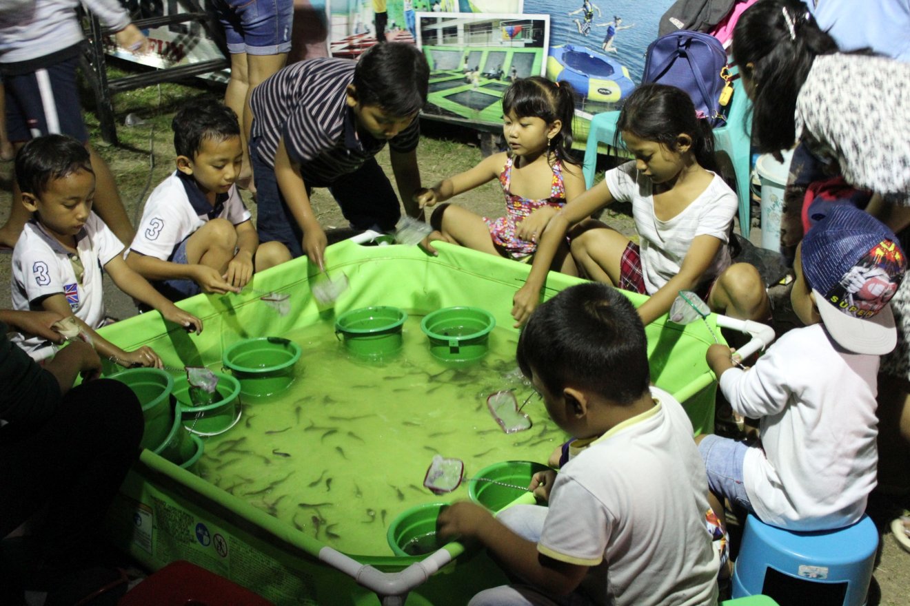 Gyermekek játszanak egy ubudi városi mulatságon &bullet;  Fotó: Tóth Gödri Iringó