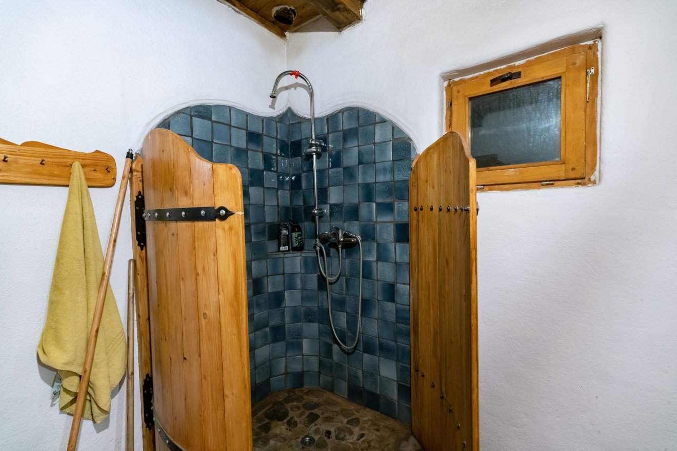 A zuhanyzóban mindent Attila készített a csempétől a fa zuhanyzókabinig &bullet;  Fotó: Ürmösi Levente Mihály